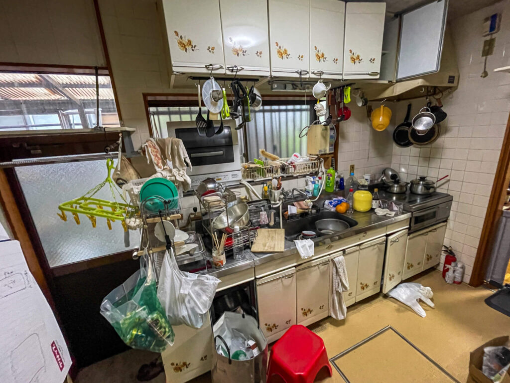 収納場所が無く、物が散らかっているキッチン