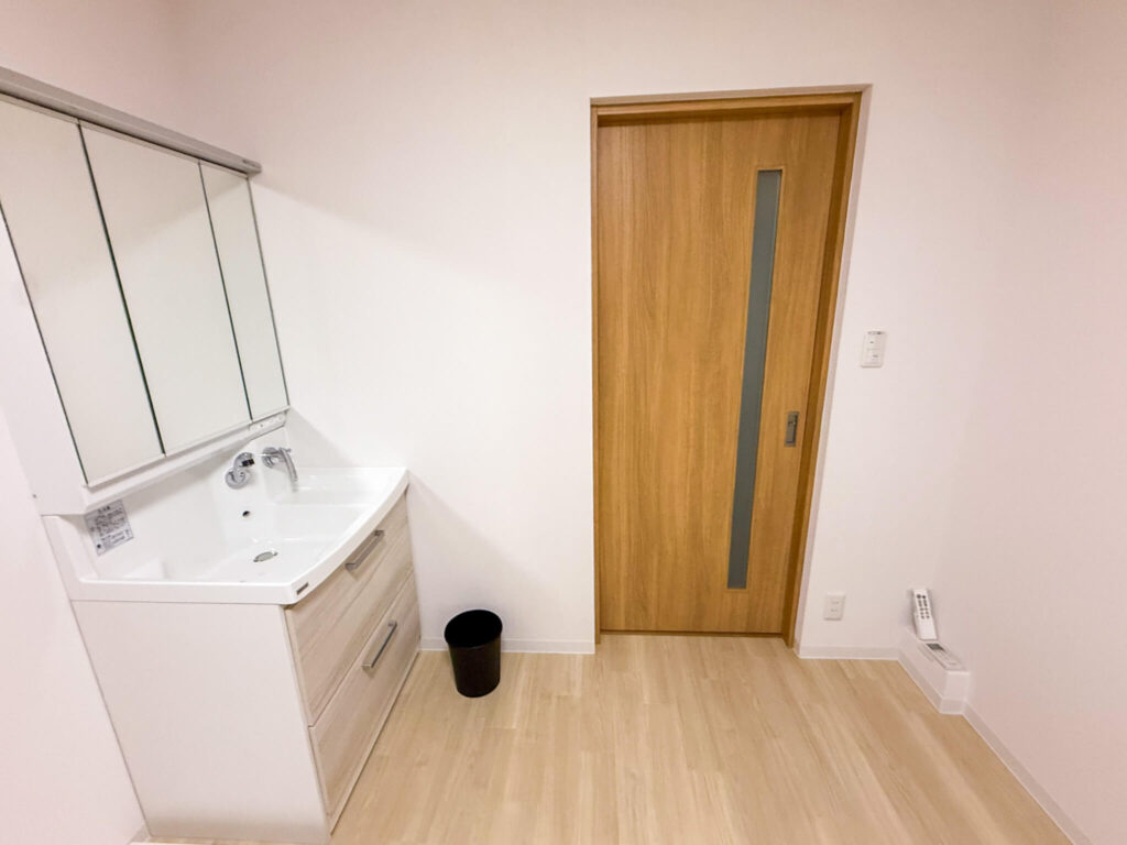 洗面化粧台（入口側）