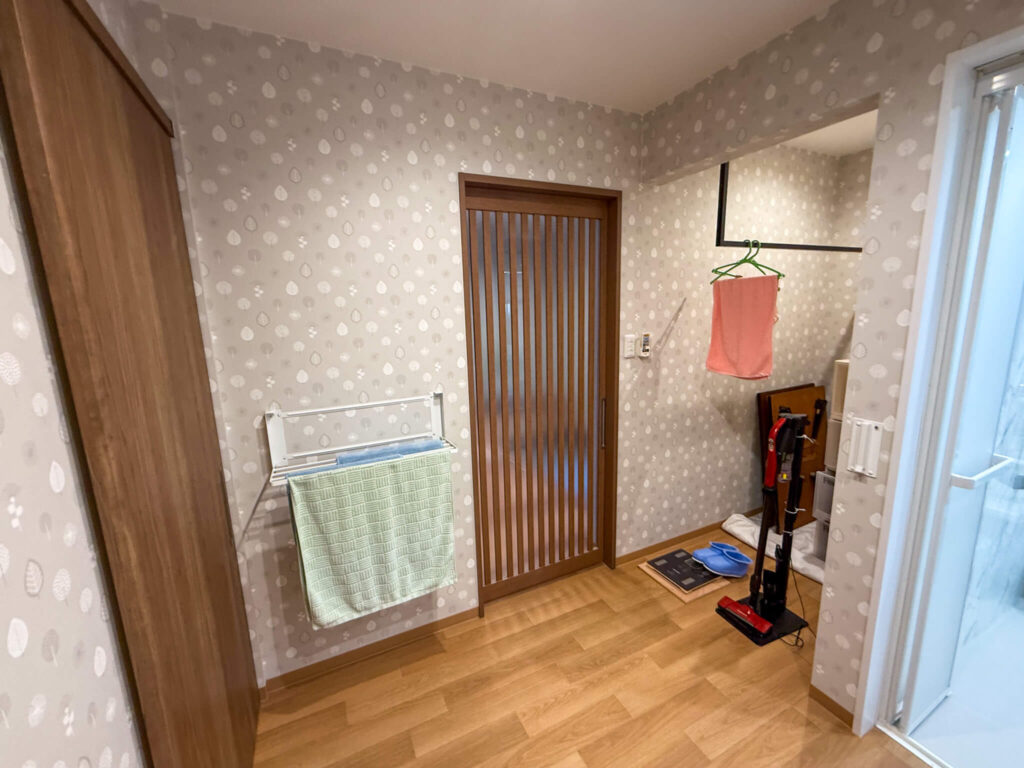 洗濯物を吊れる金具をつけてランドリールーム化