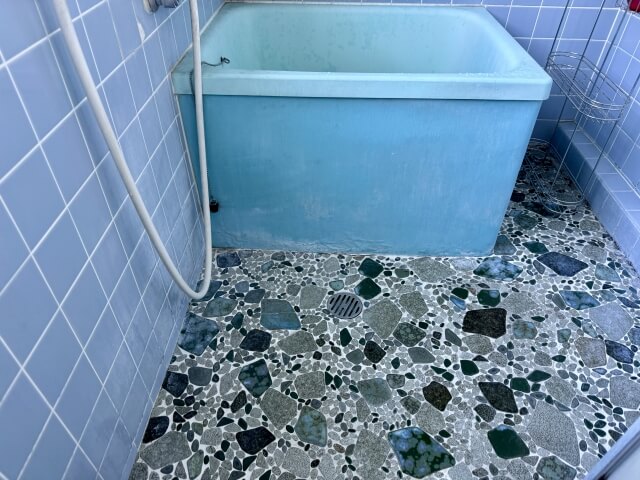 在来のお風呂タイルがつめたい