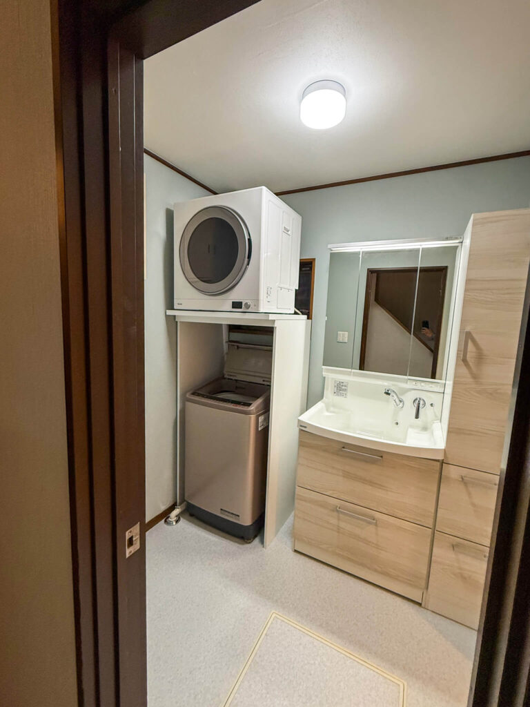 狭い洗面所に、洗濯機の上に乾太くん