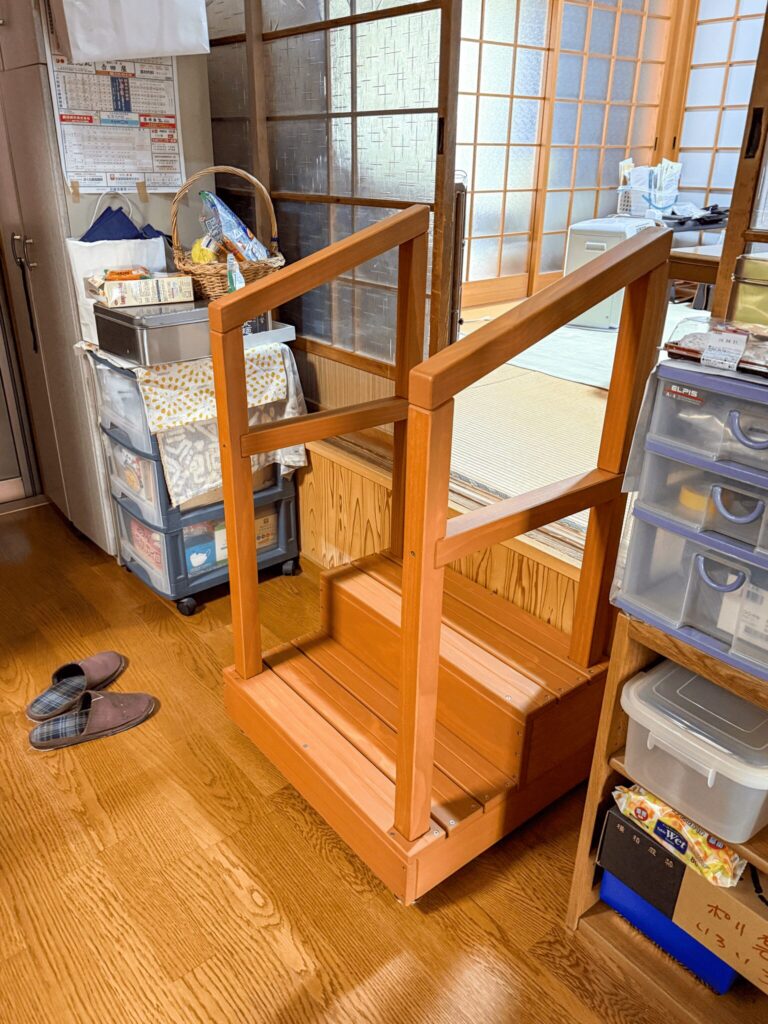 廊下から居間へのステップ階段