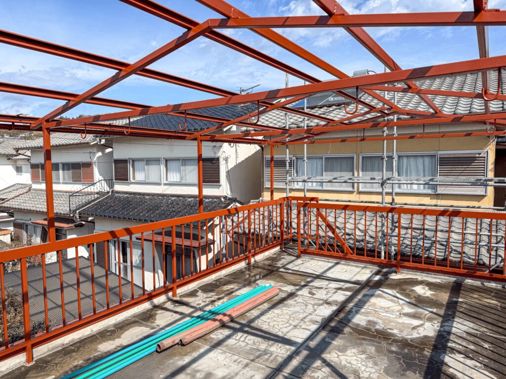 既存の屋根材を撤去し、塗装をした後の様子