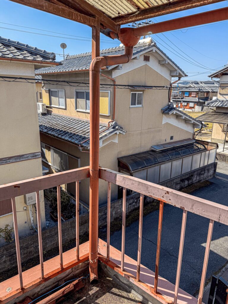 既存の手すりにサビが広がっている状態