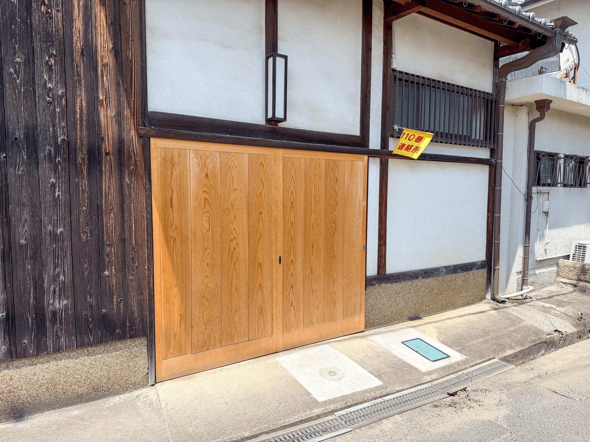 御所市で施工後しばらく経ち木材の色が家に馴染んできた木製引き戸（閉じている）