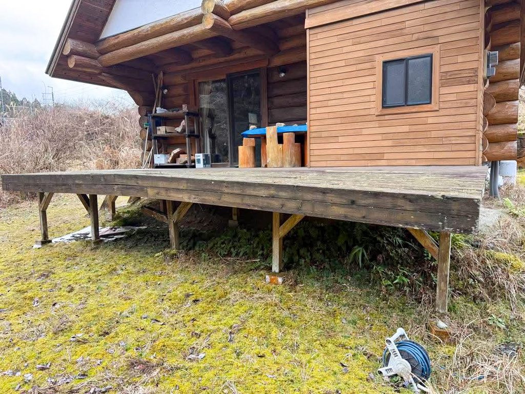 腐食が進み、歩けなくなった木製デッキ