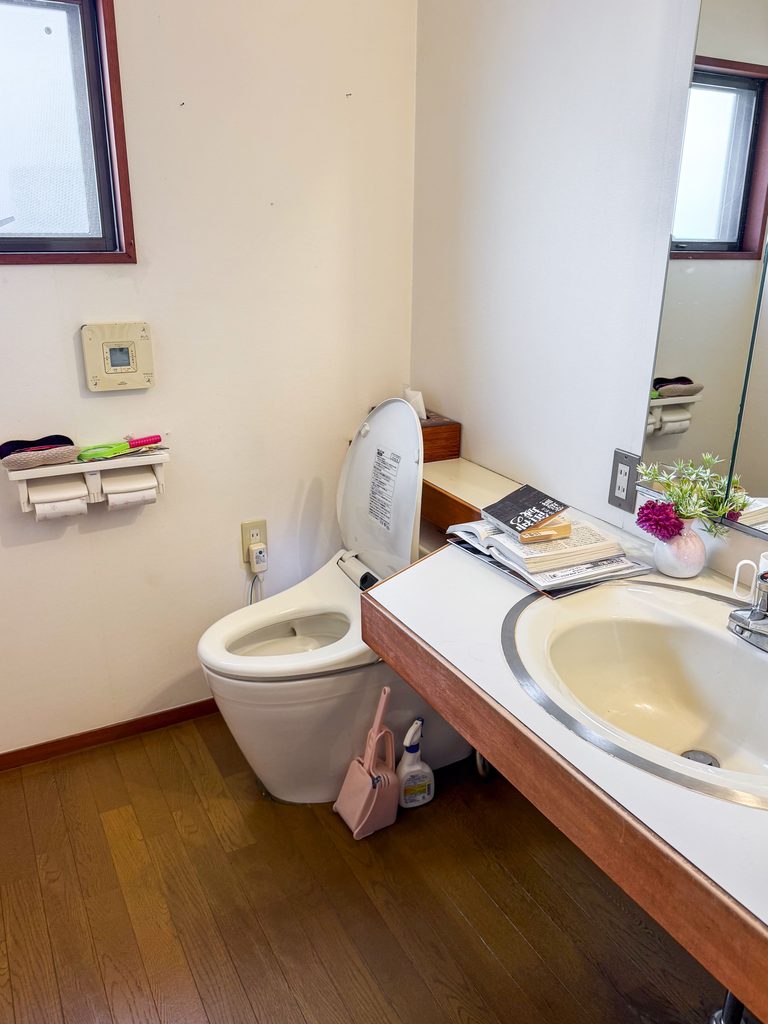 交換前のトイレと一体型カウンター